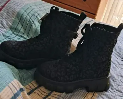 Botas negras con estampado - miniatura 3