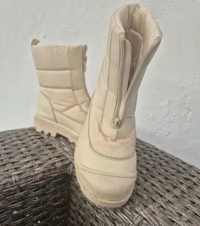 Botas beige acolchadas con cierre - miniatura 1