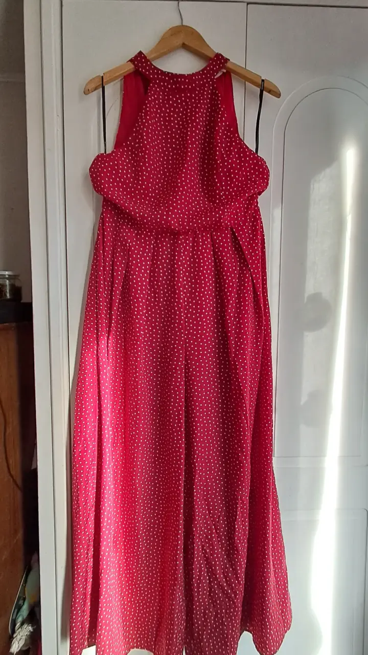 Vestido rojo con puntos blancos