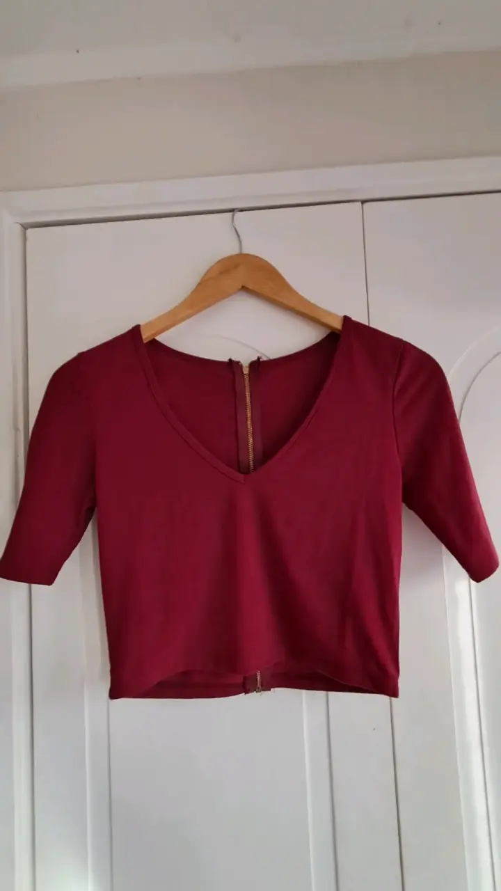 Polera burdeos con cierre trasero