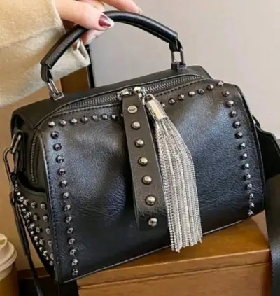 Bolso negro con tachas y flecos - miniatura 1