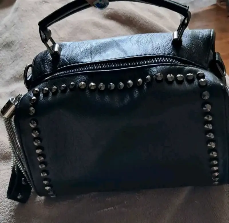 Bolso negro con tachas y flecos - 2