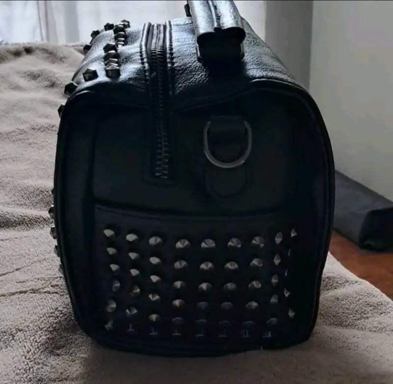 Bolso negro con tachas y flecos - 3