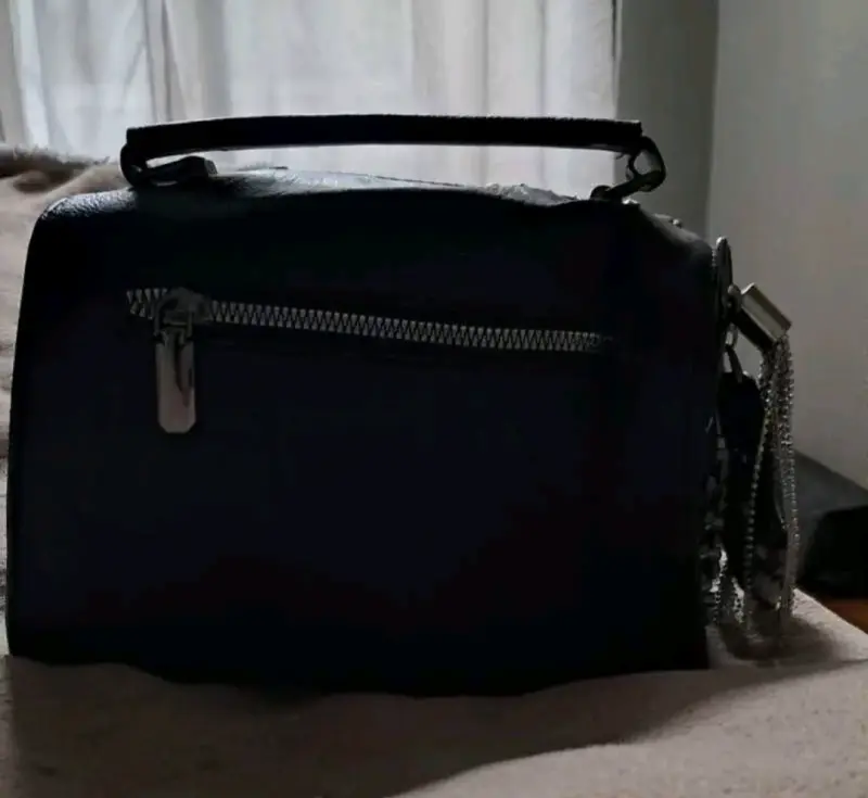 Bolso negro con tachas y flecos - 4