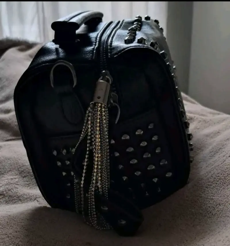 Bolso negro con tachas y flecos - 5