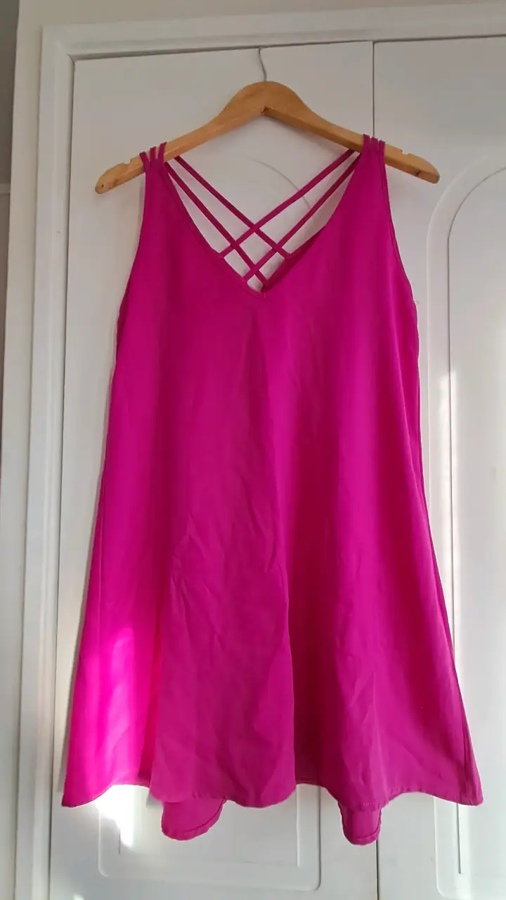 Vestido fucsia sin mangas