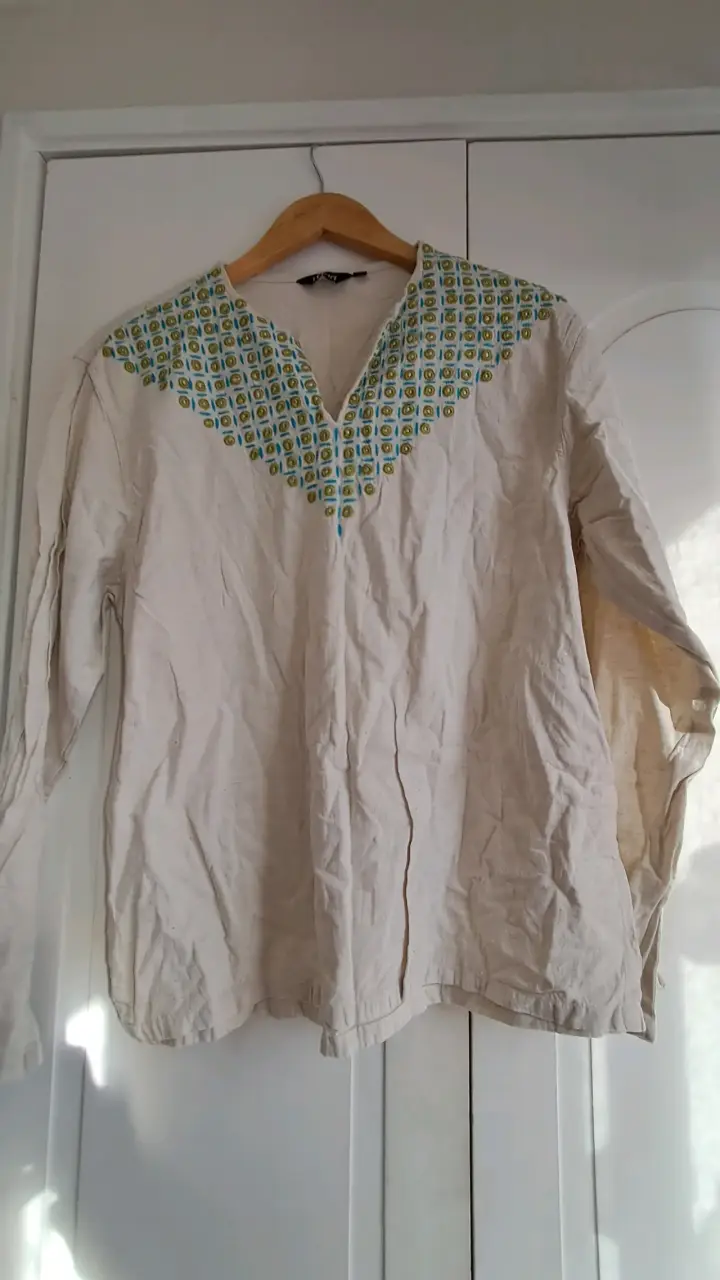 Blusa blanca con diseño geométrico