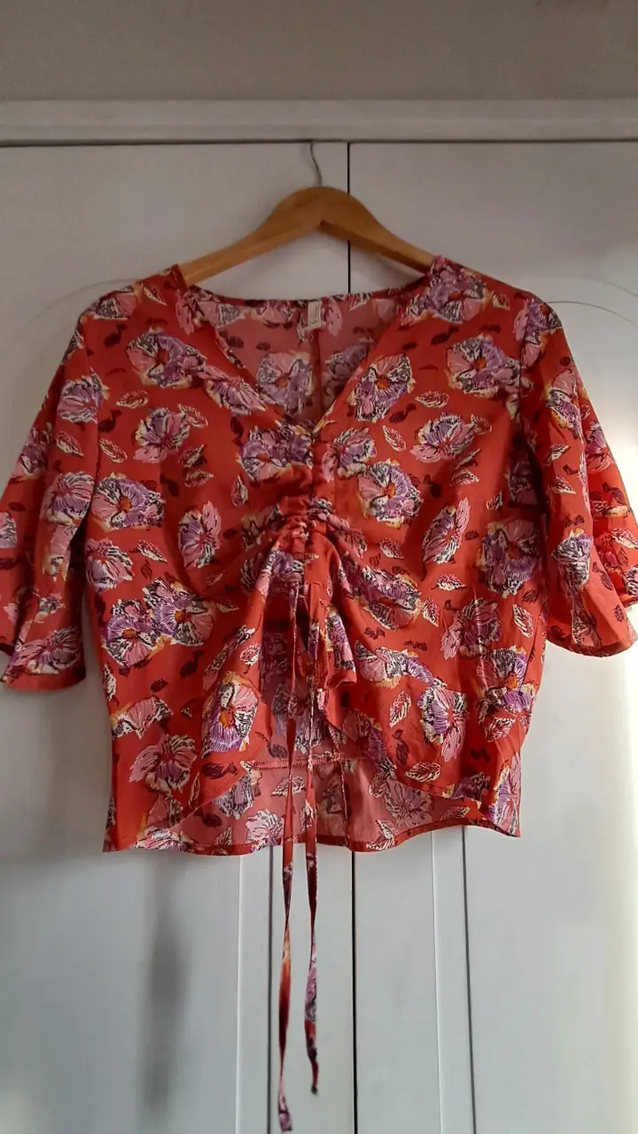 Blusa roja con estampado floral