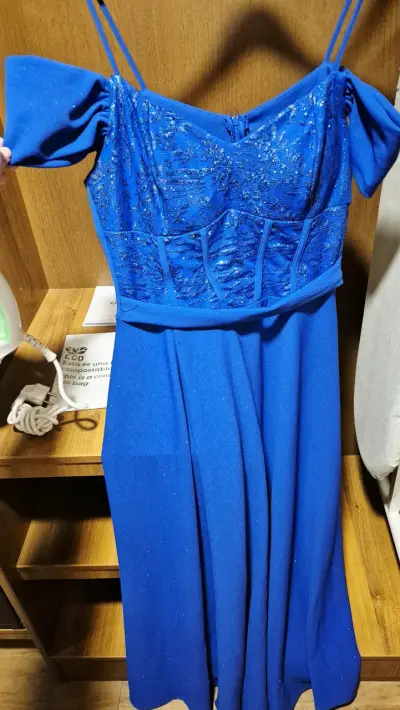 Vestido azul brillante con tirantes - miniatura 2