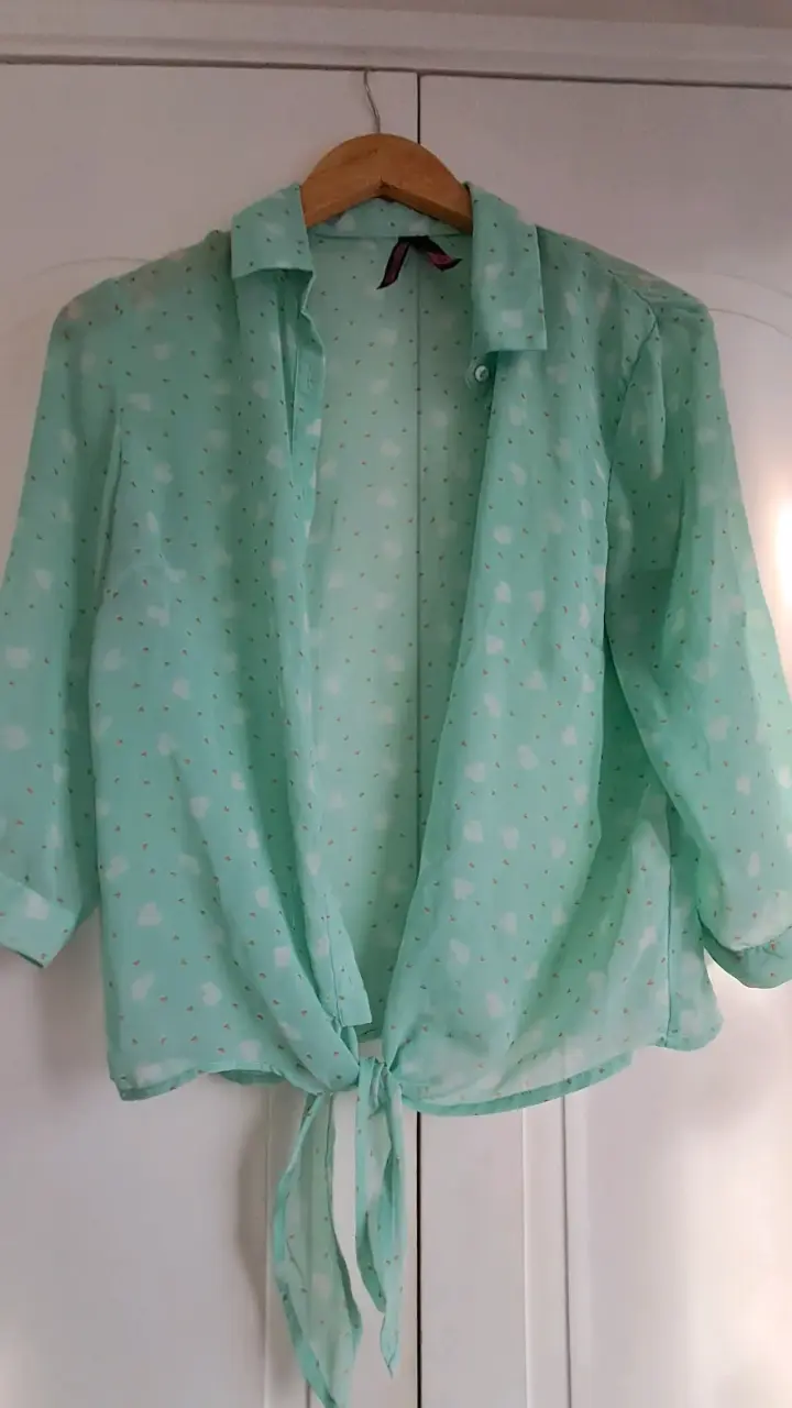Blusa verde menta con nudos