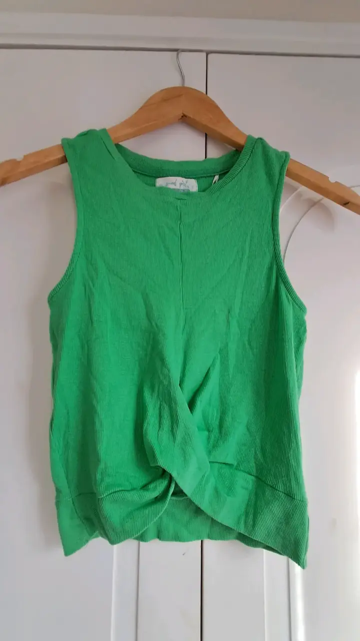 Polera verde sin mangas