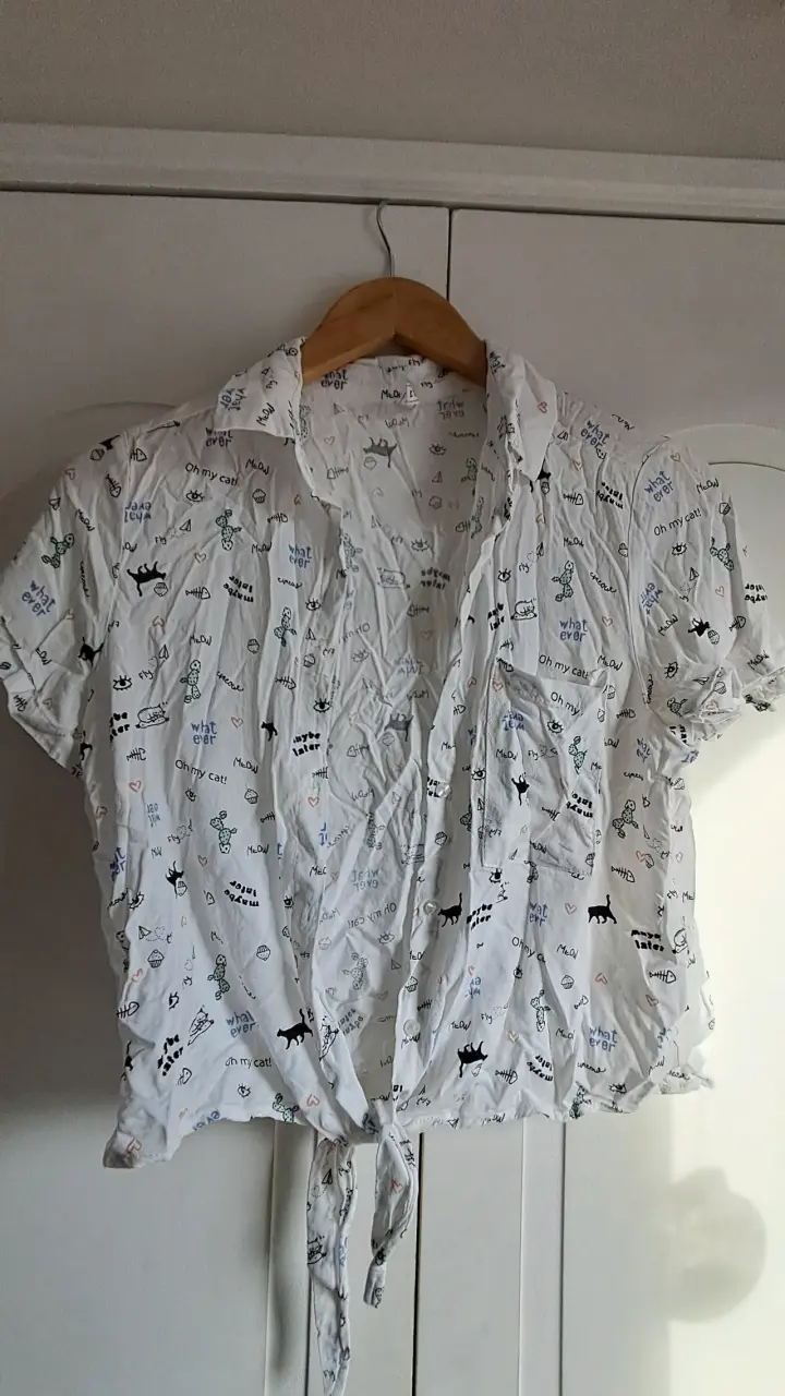 Blusa blanca con estampados divertidos