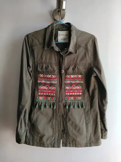 Chaqueta verde con bordados - miniatura 1