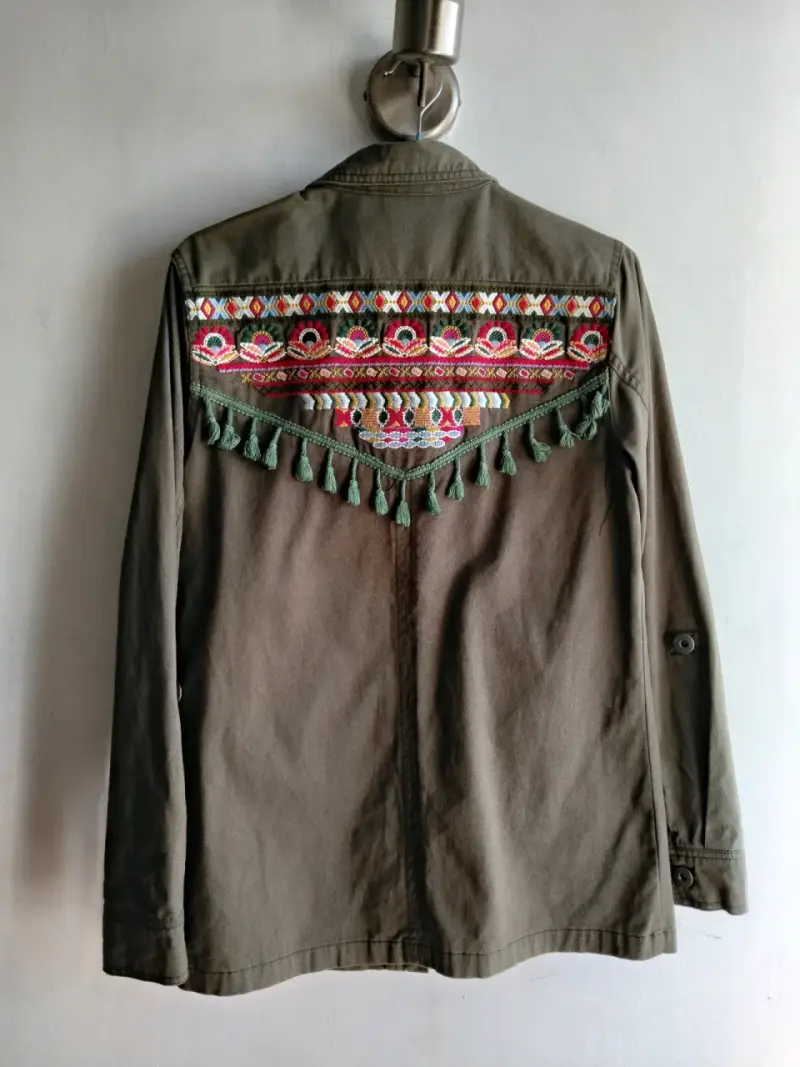 Chaqueta verde con bordados - 2