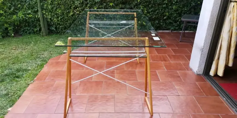 Mesa de vidrio con base moderna - 1