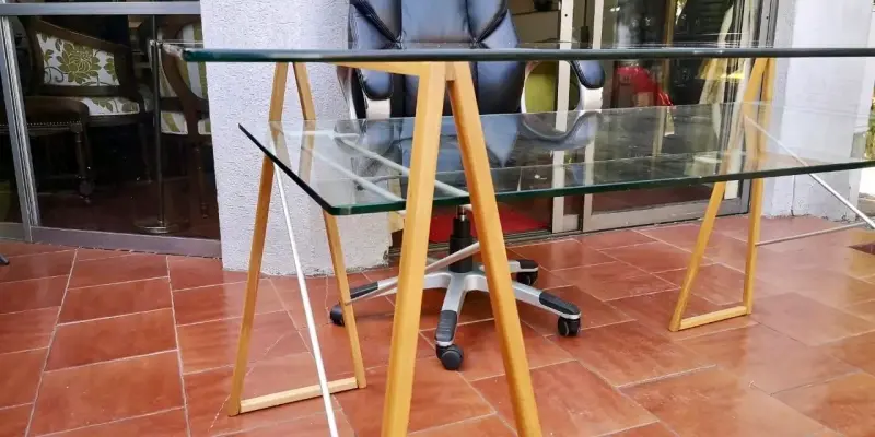 Mesa de vidrio con base moderna - 3
