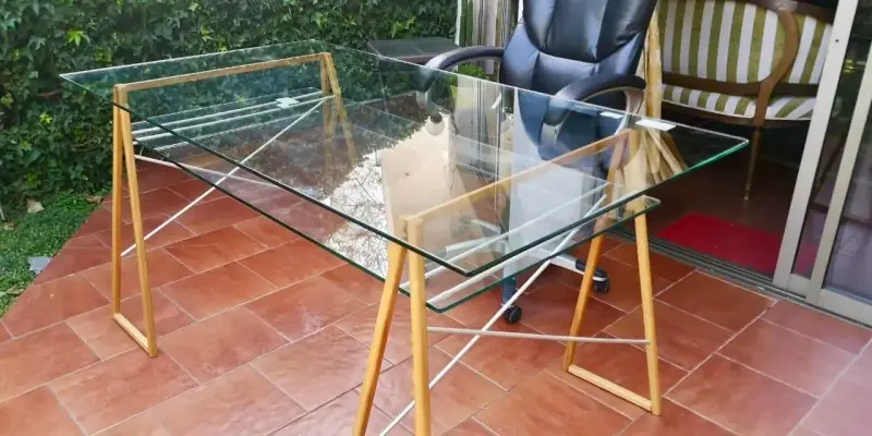 Mesa de vidrio con base moderna - 5