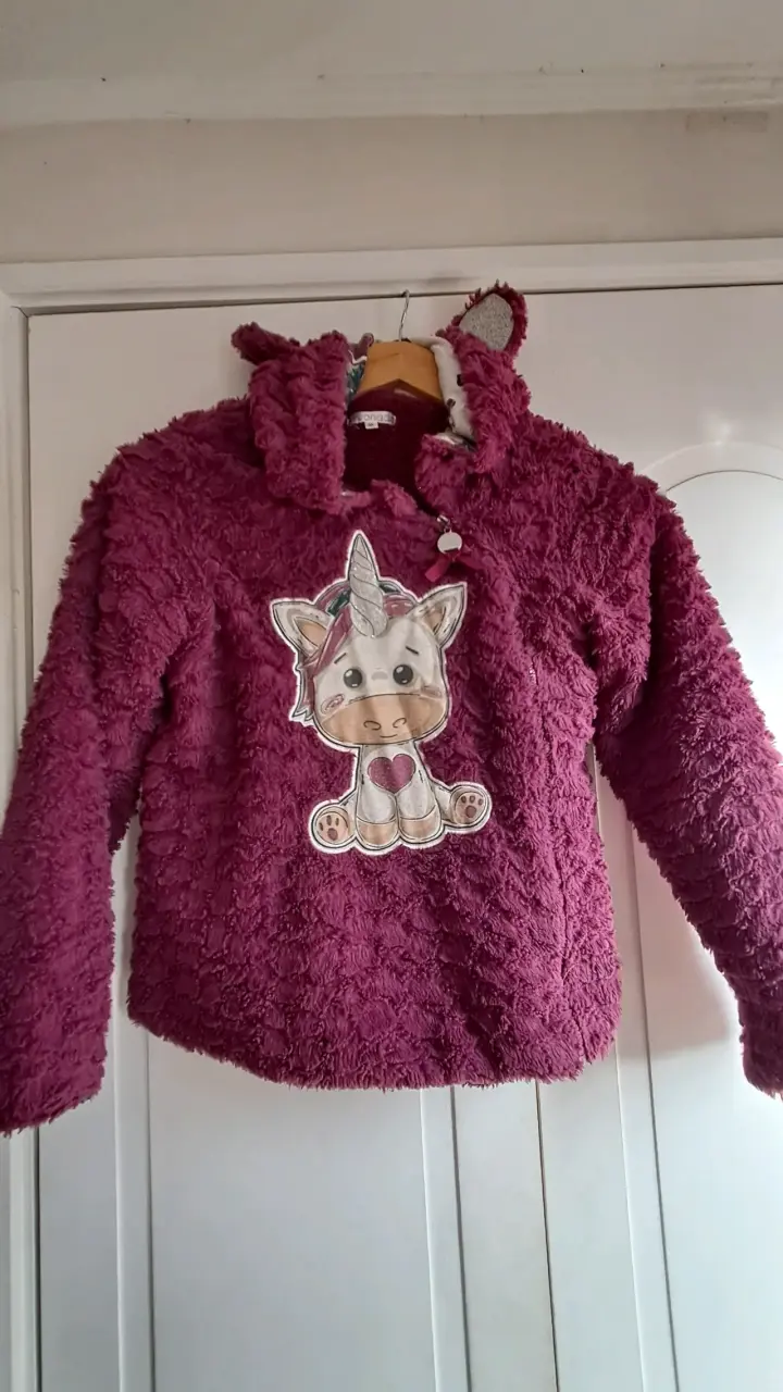 Polerón peludo unicornio morado