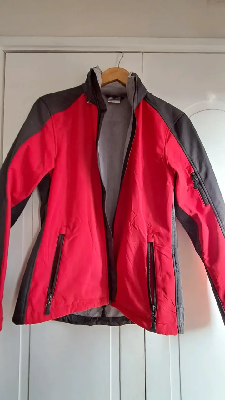 Chaqueta deportiva roja y gris