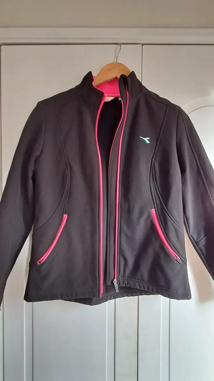 Chaqueta deportiva negra con detalles rosados