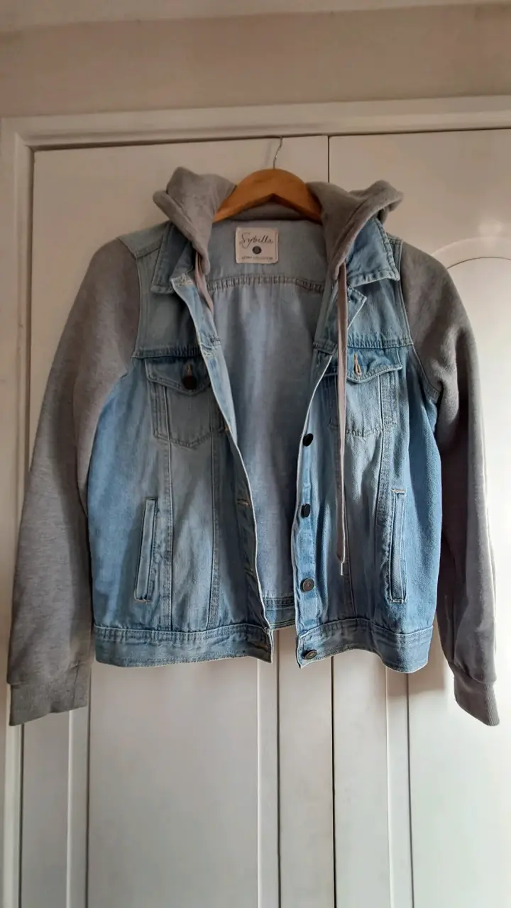 Chaqueta mezclilla con capucha gris