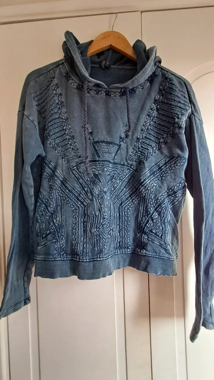 Polerón con diseño bordado