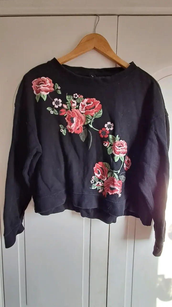 Polerón negro con flores estampadas