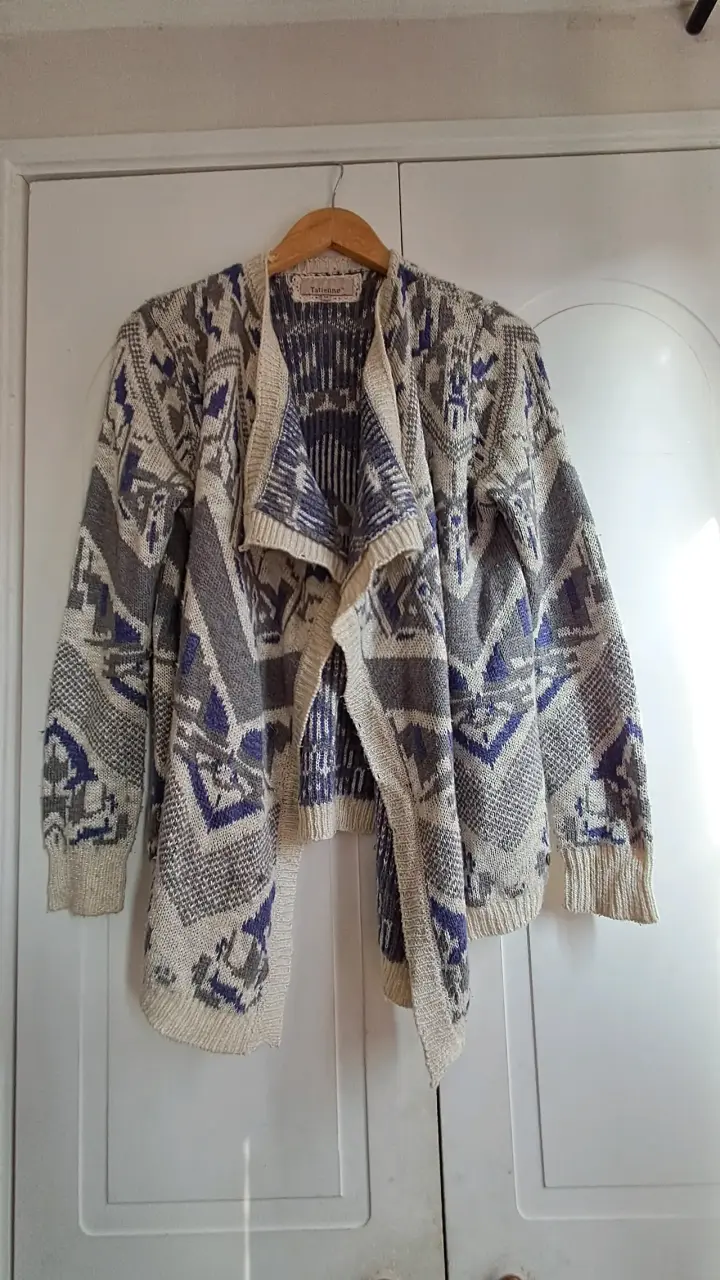 Cárdigan beige con estampado geométrico