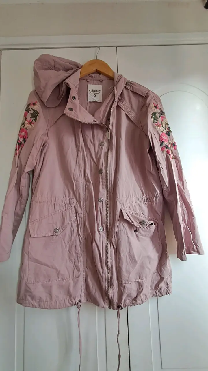 Chaqueta rosada con capucha con bordados
