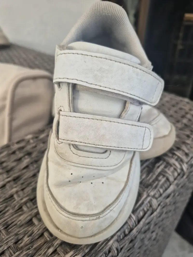 Zapato deportivo blanco con velcro - 1