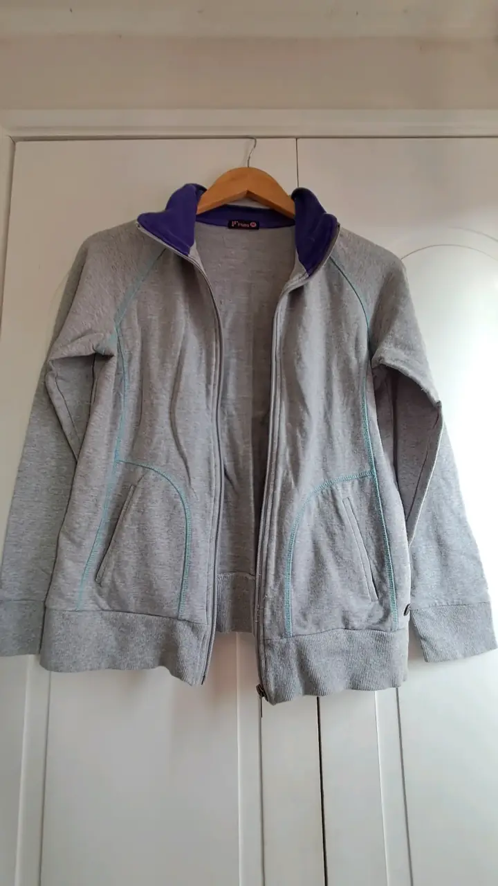 Chaqueta gris con cierre
