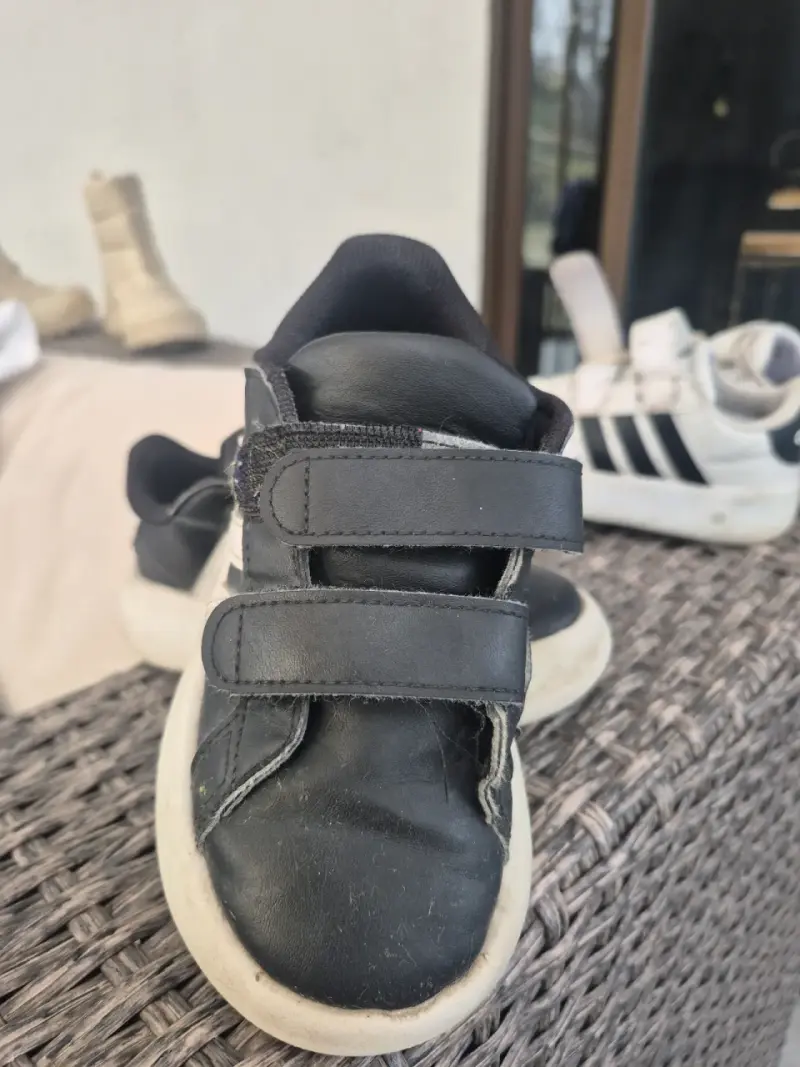 Zapatillas negras para niños - 1