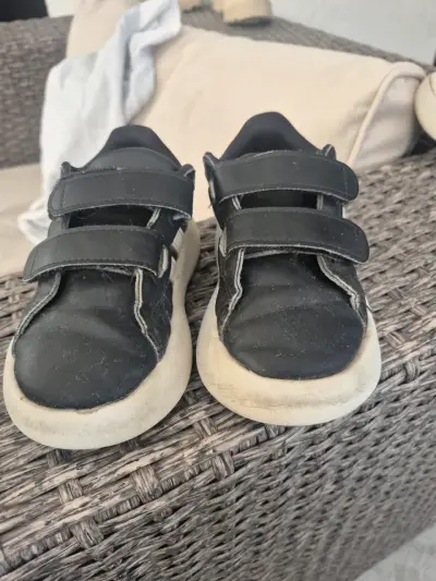 Zapatillas negras para niños - miniatura 2