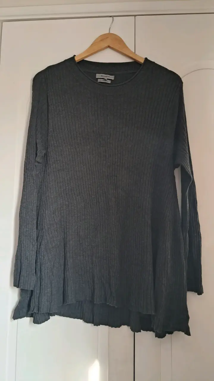 Sweater gris de punto largo
