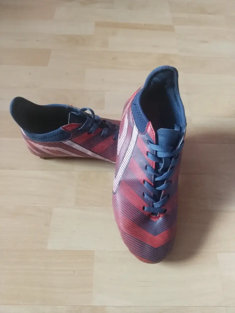 Zapatos de futbol rojo y azul - 1