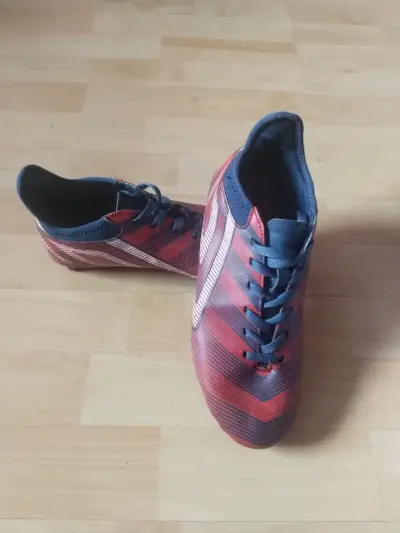 Zapatos de futbol rojo y azul - miniatura 1