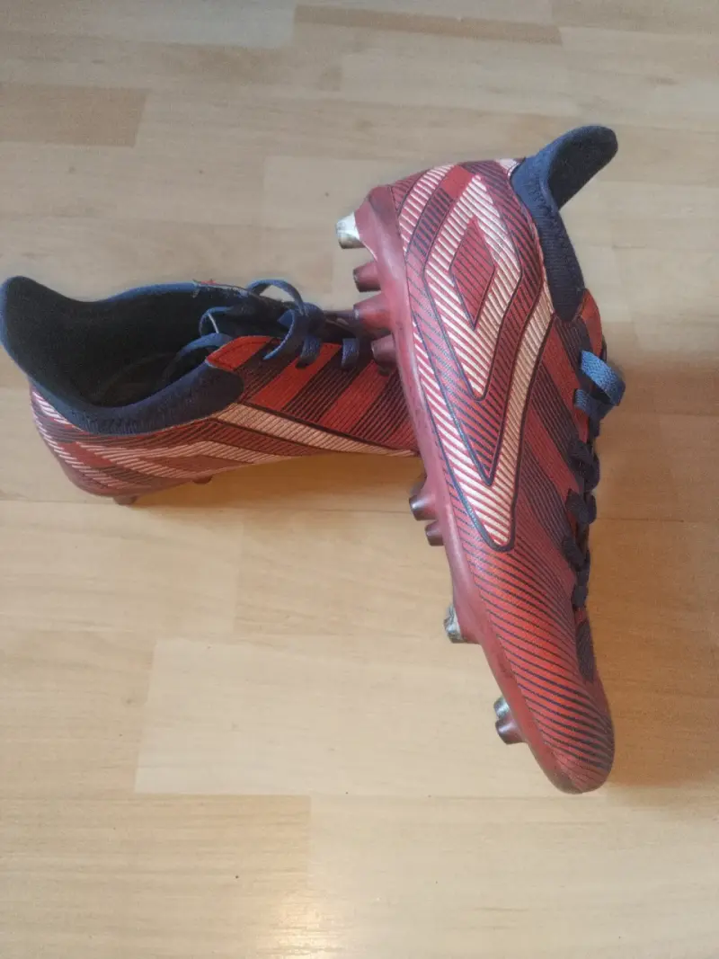 Zapatos de futbol rojo y azul - 2