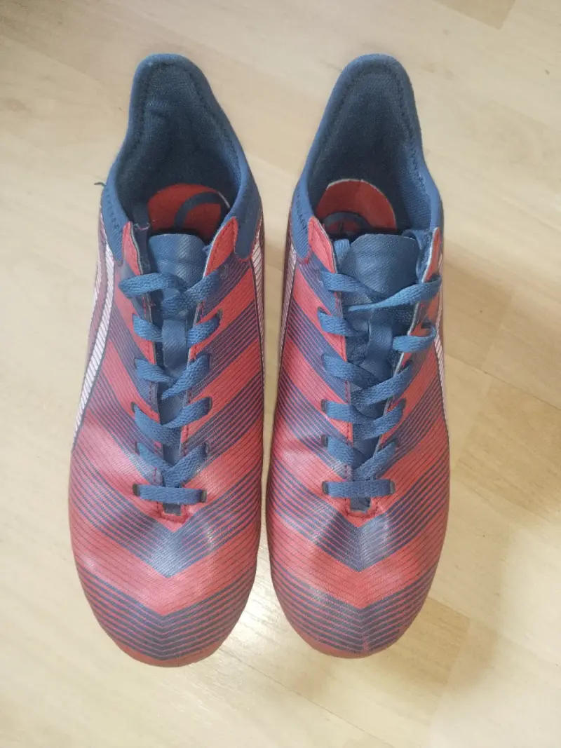 Zapatos de futbol rojo y azul - 5