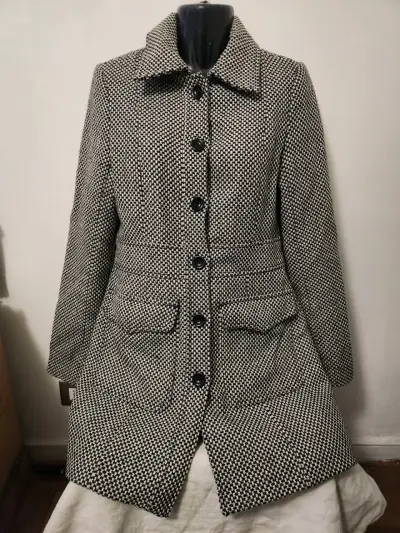 Chaqueta marrón con capucha - miniatura 4
