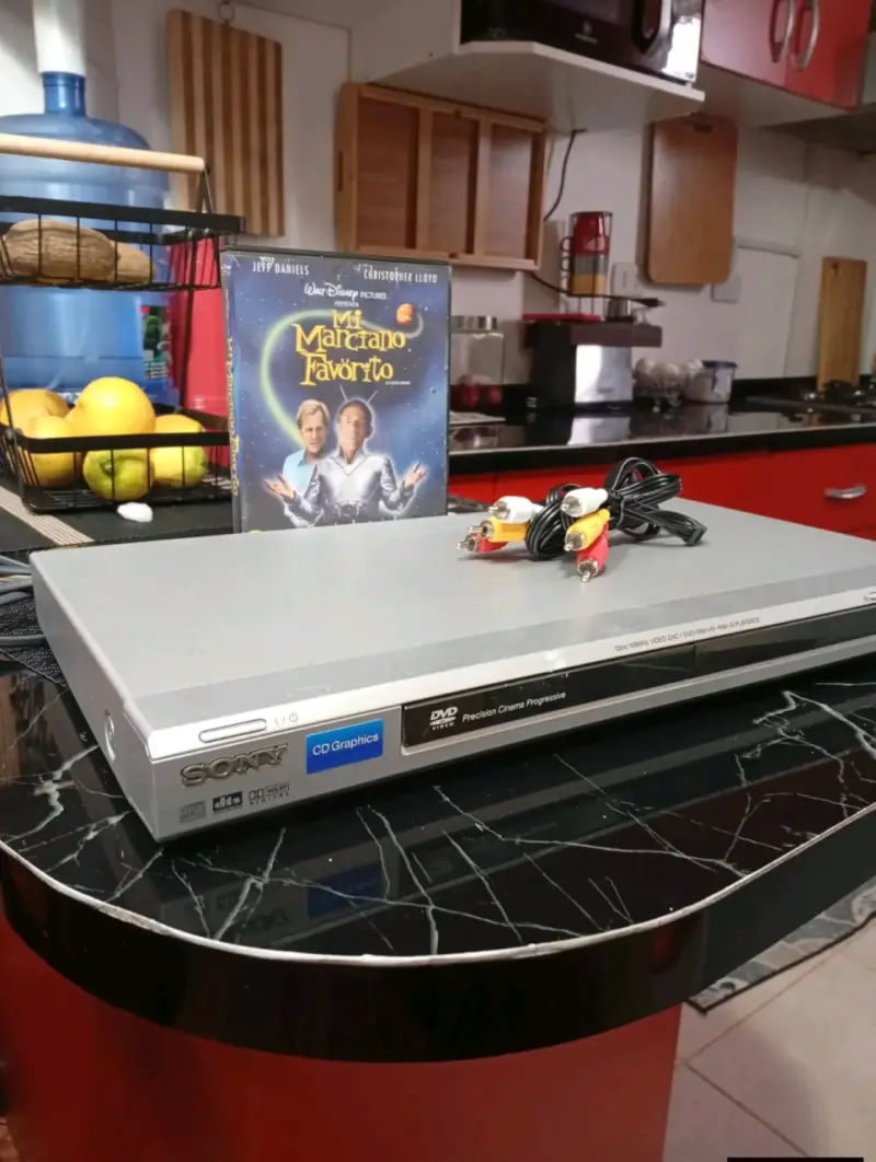 Reproductor DVD Sony con cables - 1