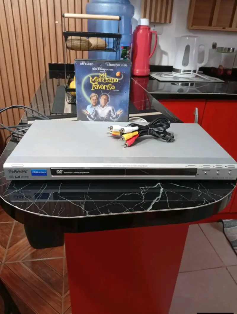 Reproductor DVD Sony con cables - 2