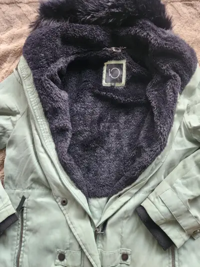 Parka verde con capucha - miniatura 3