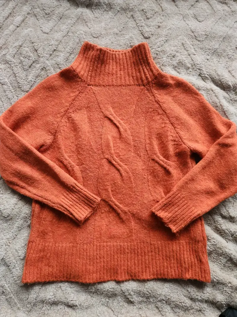 Suéter naranja cuello alto - 1