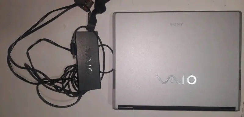Laptop Sony Vaio con cargador en desarme - 1