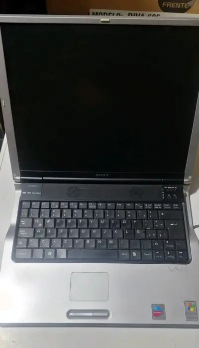 Laptop Sony Vaio con cargador en desarme - miniatura 2