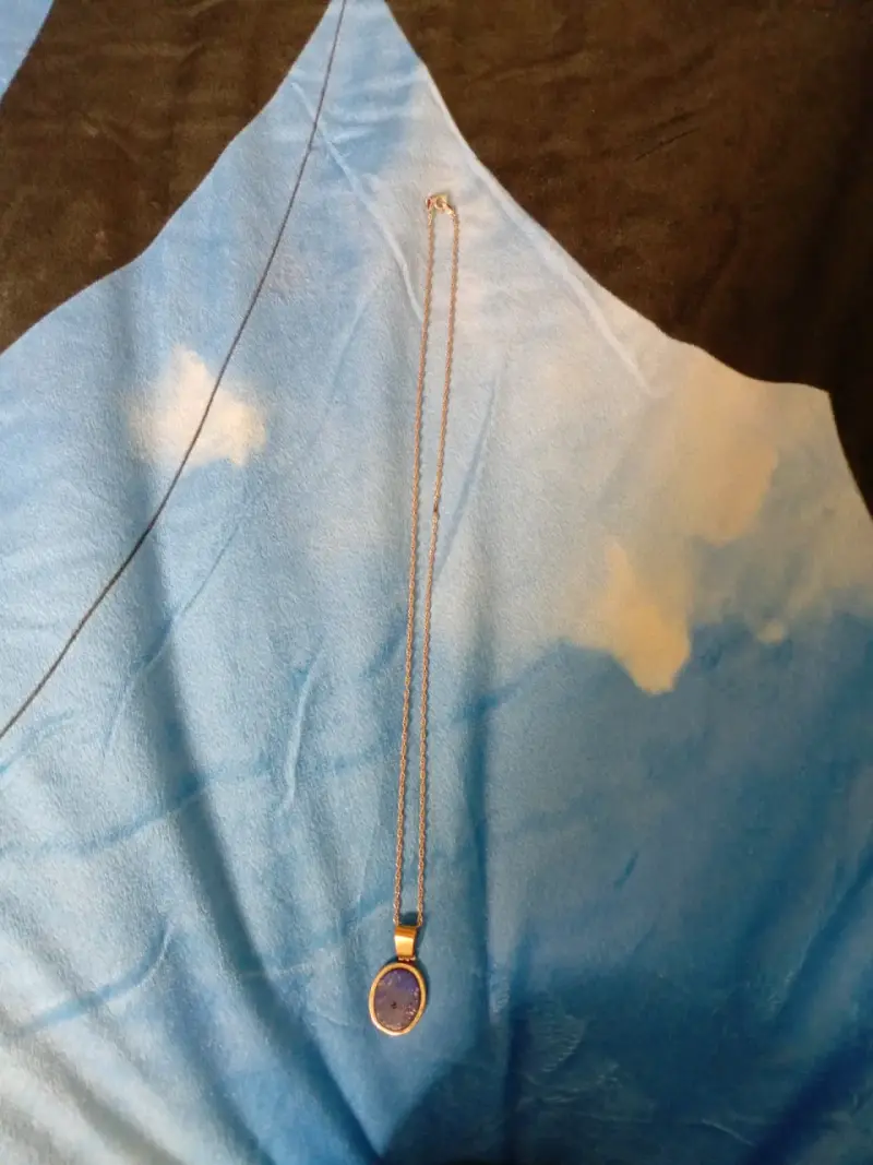 Collar con colgante azul