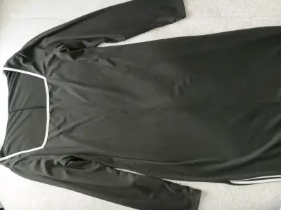 Vestido negro con detalle blanco - miniatura 1