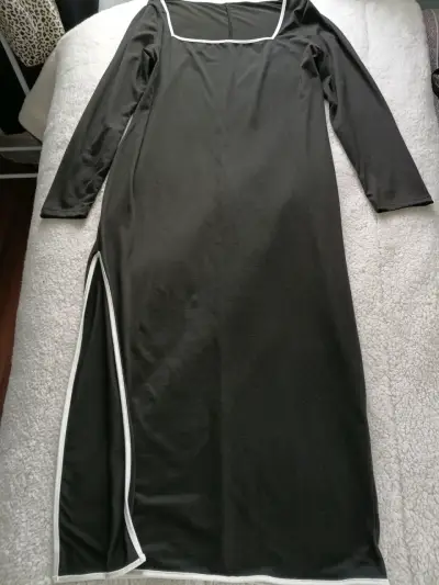 Vestido negro con detalle blanco - miniatura 2