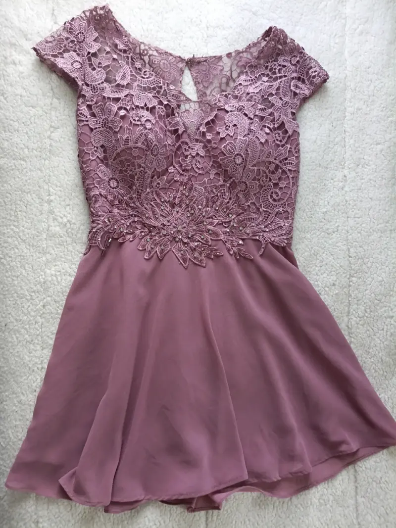 Vestido corto de encaje lila - 1