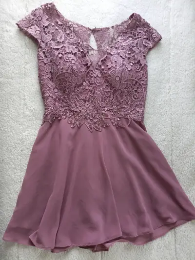 Vestido corto de encaje lila - miniatura 1